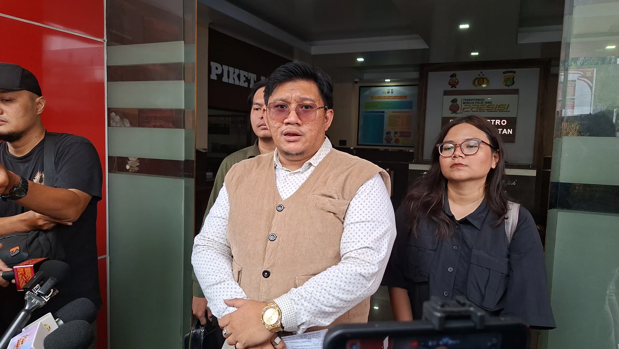Machi pengacara Ruben Onsu pakai kacamata © KapanLagi.com/Fikri Alfi Rosyadi