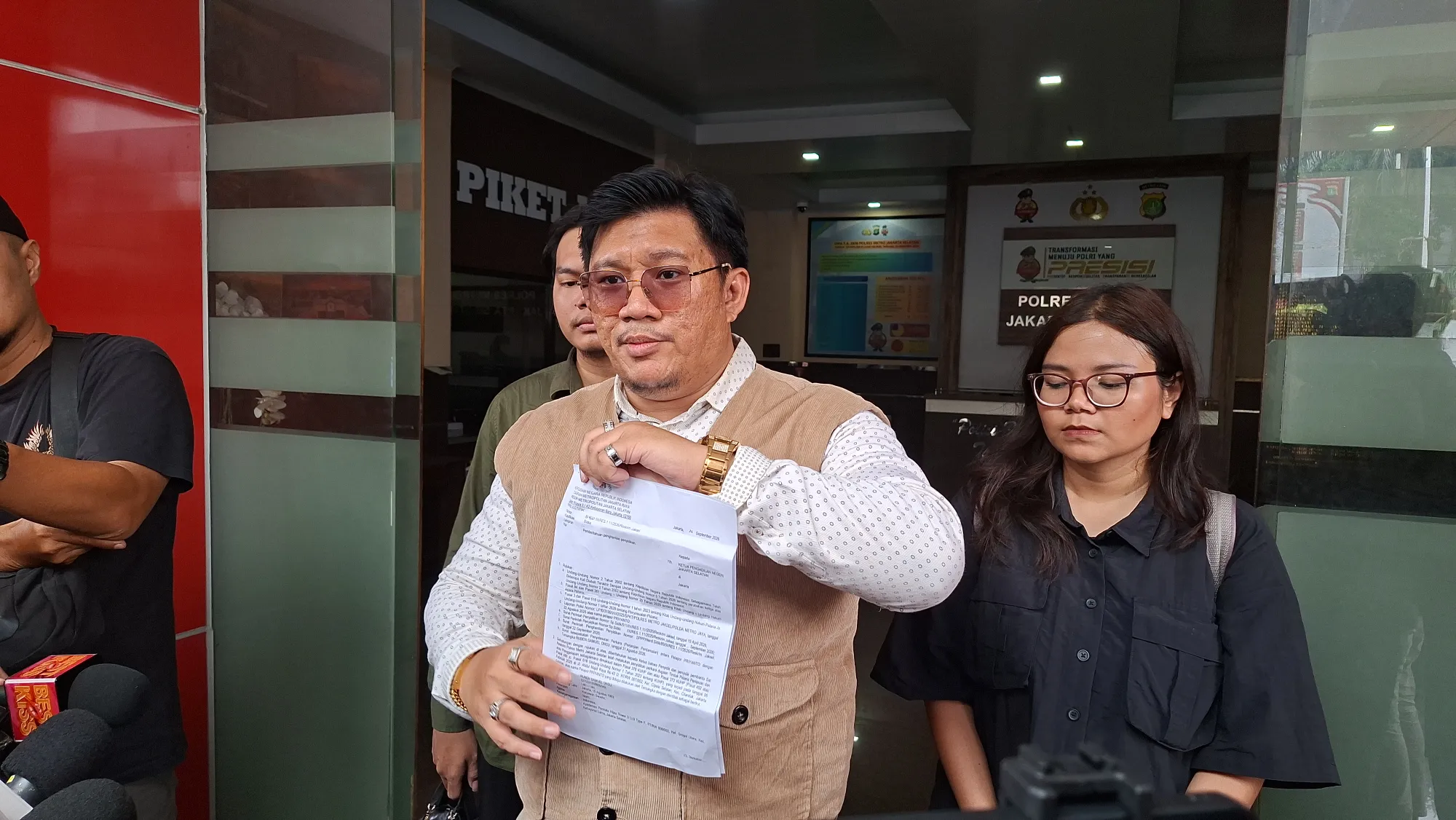 Machi pengacara Ruben Onsu tunjukkan dokumen  © KapanLagi.com/Fikri Alfi Rosyadi