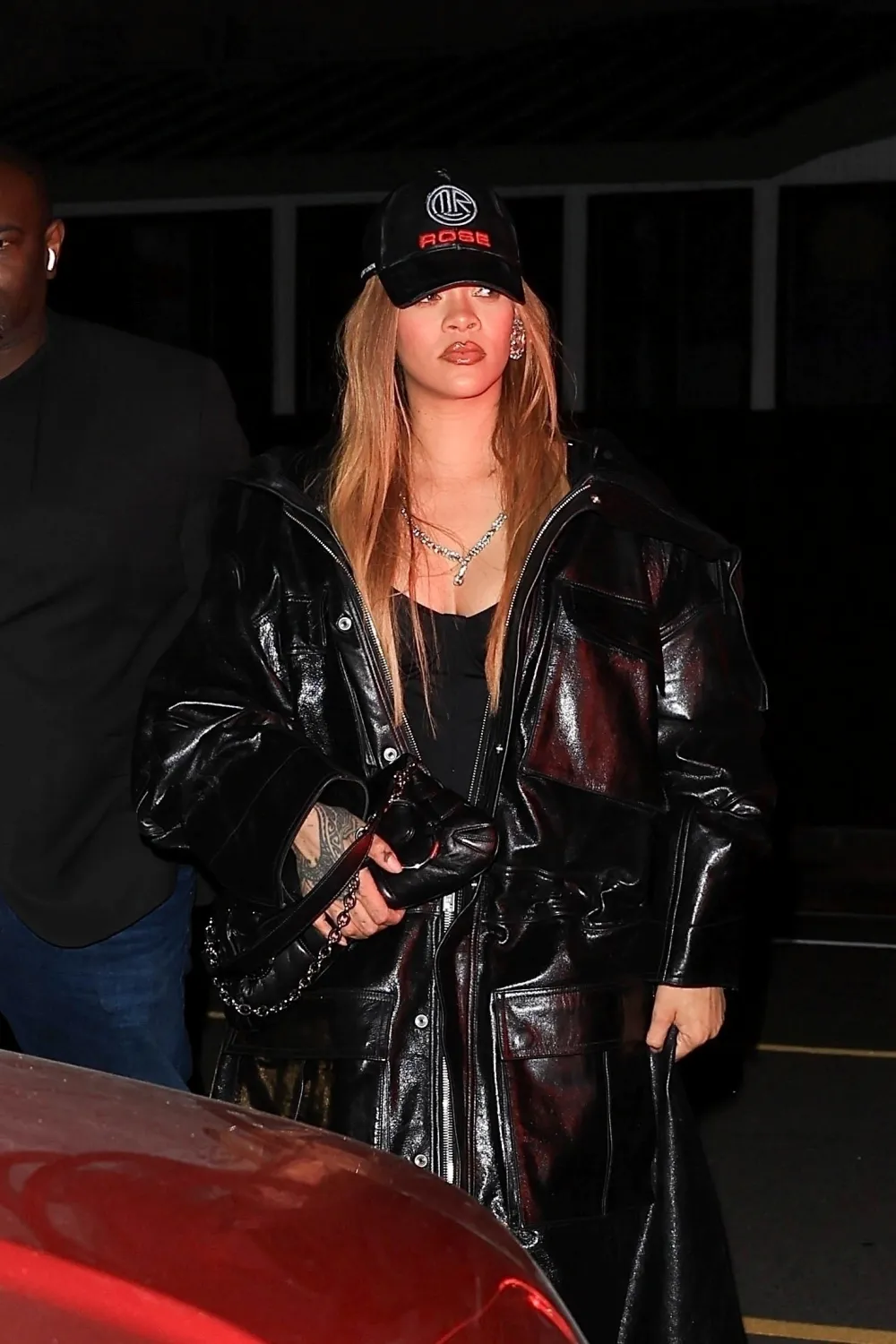 Rihanna Pakai Coat Hitam © TPG Images