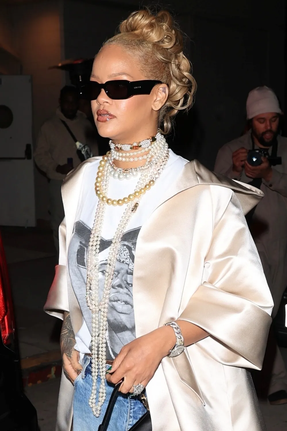 Rihanna Pakai Kalung Mutiara © TPG Images