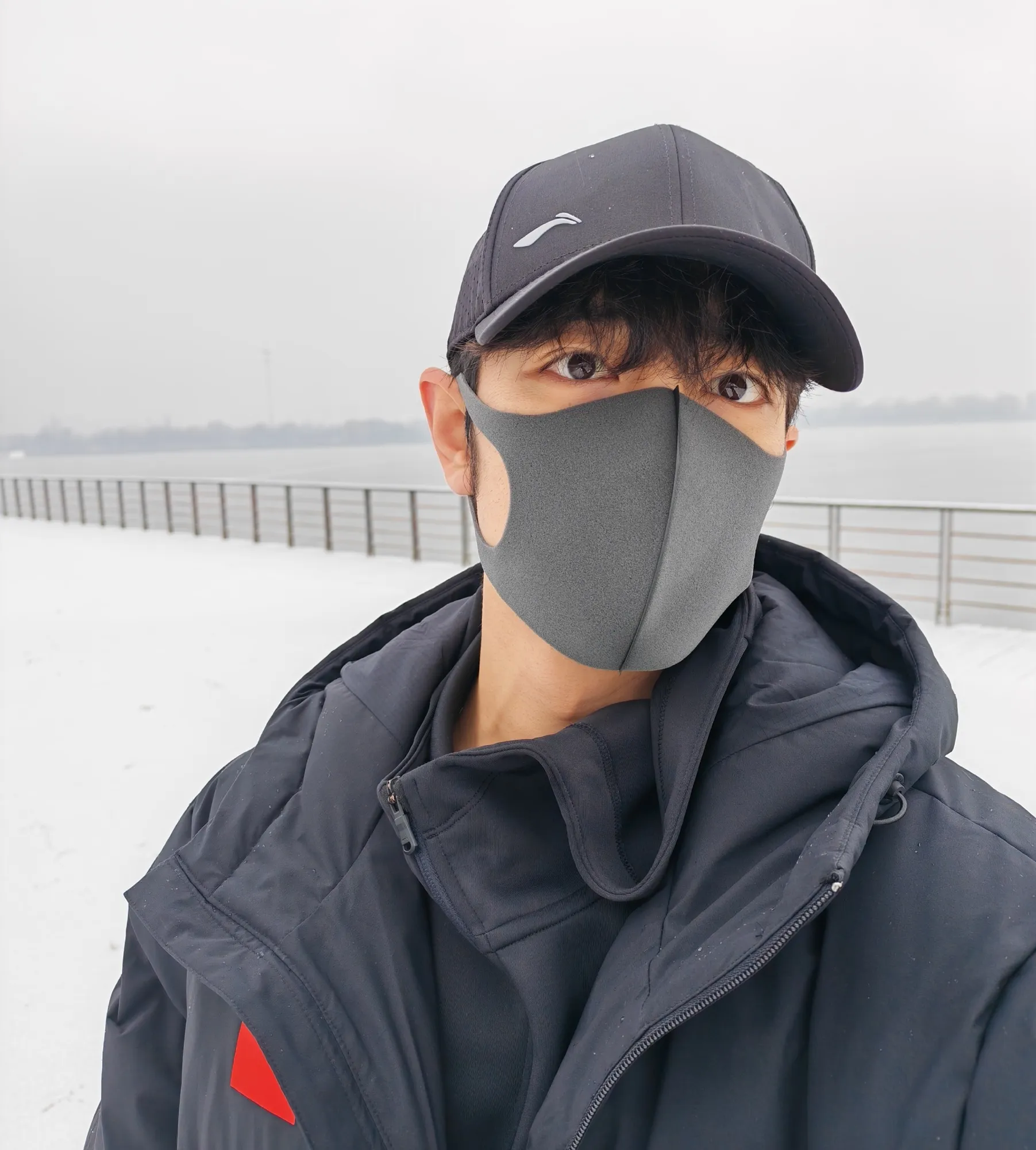 Insiden rusuh terjadi saat aktor Xiao Zhan diserbu ribuan fans di lokasi syuting (credit:weibo)