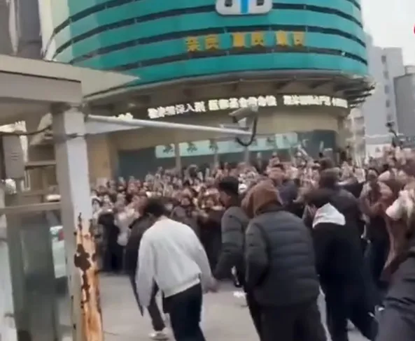 Insiden rusuh terjadi saat aktor Xiao Zhan diserbu ribuan fans di lokasi syuting (credit:instagram.com/dramachina.id)