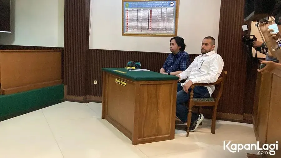 Ahmad Assegaf Pakai Kemeja Putih © KapanLagi.com/Fikri Alfi Rosyadi