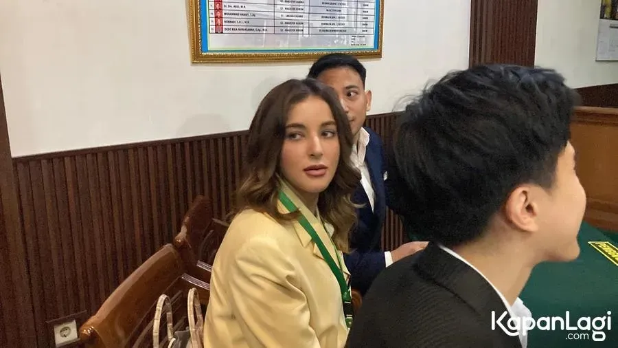 Ahmad Assegaf Pakai Baju Kuning © KapanLagi.com/Fikri Alfi Rosyadi