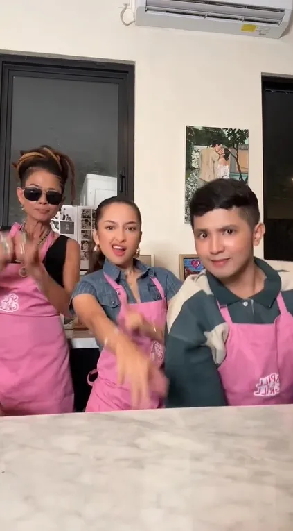 Potret Jirayut Bareng Mertua Jennifer Coppen Akhirnya Bertemu (credit: instagram/jirayutdaa4official)