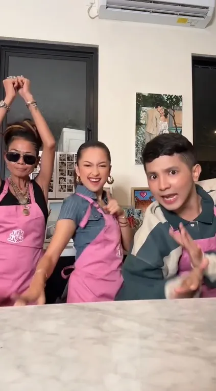 Potret Jirayut Bareng Mertua Jennifer Coppen Akhirnya Bertemu (credit: instagram/jirayutdaa4official)