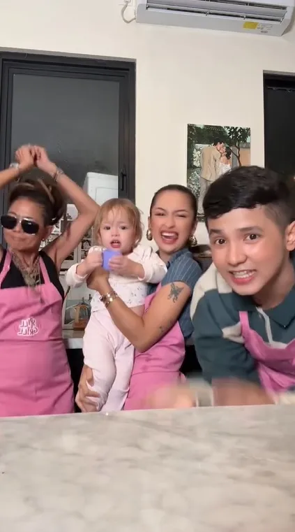Potret Jirayut Bareng Mertua Jennifer Coppen Akhirnya Bertemu (credit: instagram/jirayutdaa4official)