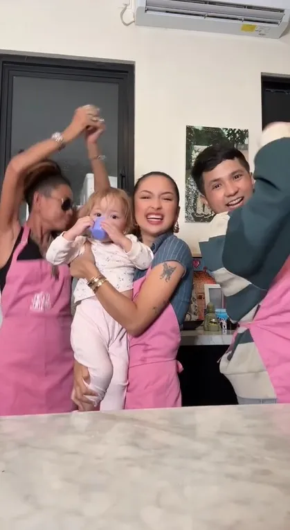 Potret Jirayut Bareng Mertua Jennifer Coppen Akhirnya Bertemu (credit: instagram/jirayutdaa4official)