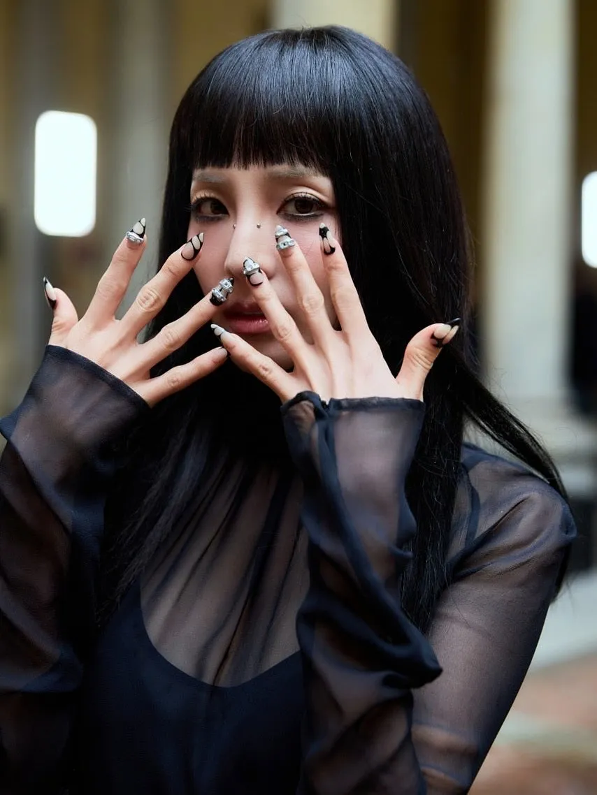 High Heels, Nail Art, dan Piercing