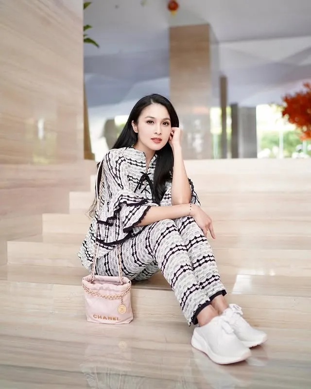 Sandra Dewi pakai celana panjang © instagram/sandradewi88