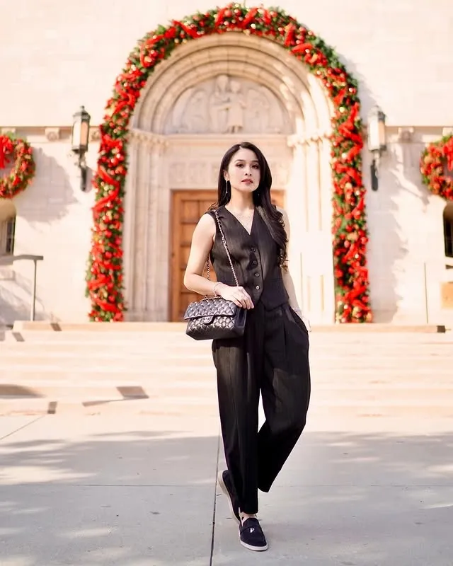 Sandra Dewi tenteng tas hitam © instagram/sandradewi88