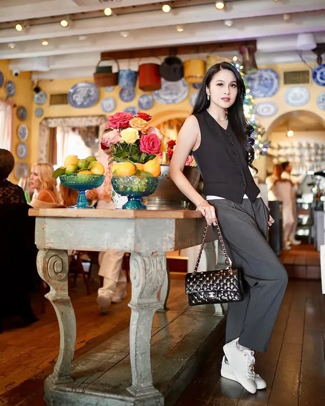 Sandra Dewi bersandar di meja © instagram/sandradewi88