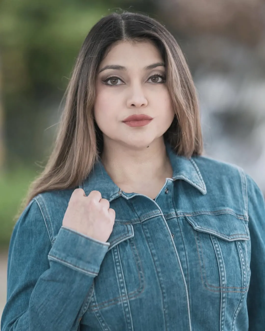 Sarah Azhari Pakai Jaket Denim © instagram.com/sazarita