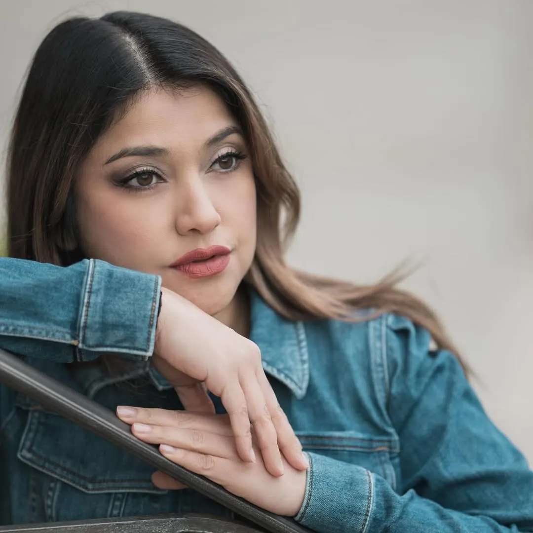 Sarah Azhari Melamun © instagram.com/sazarita