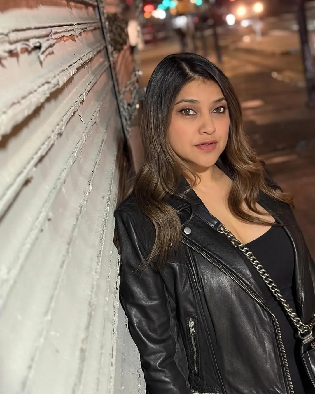 Sarah Azhari Menatap Kamera © instagram.com/sazarita