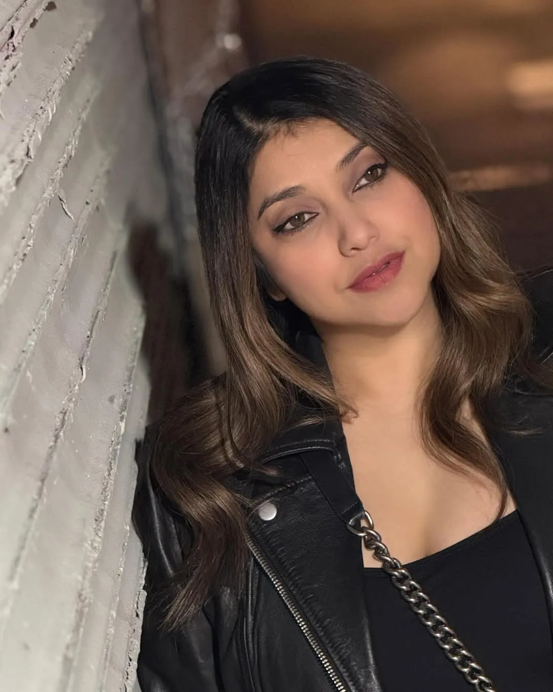 Sarah Azhari Bersandar di Dinding © instagram.com/sazarita