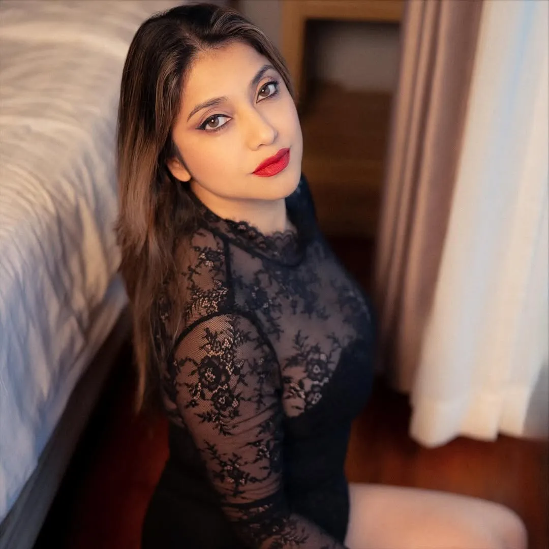 Sarah Azhari Lipstick Merah © instagram.com/sazarita