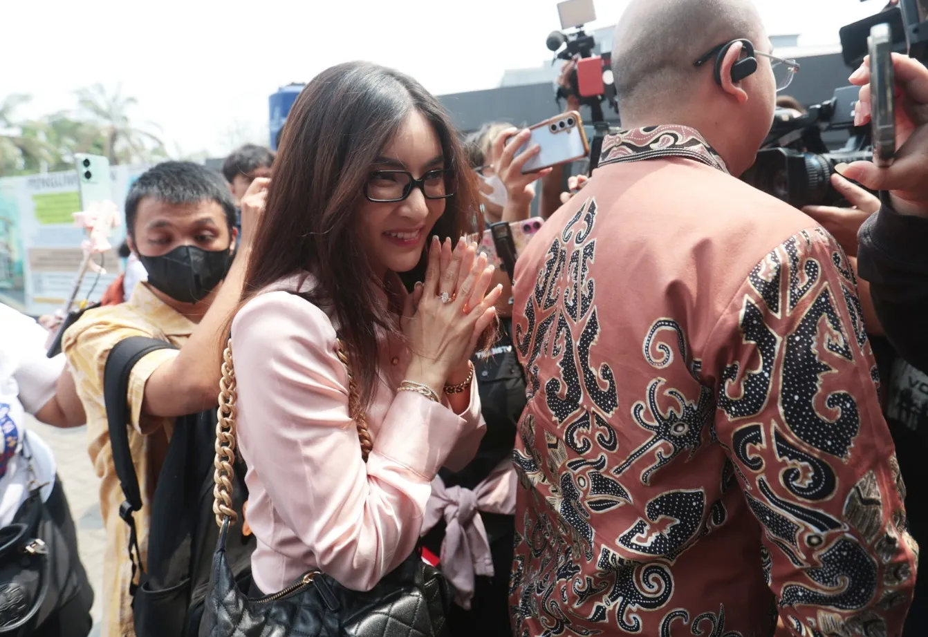 Sarwendah Dikelilingi Awak Media © KapanLagi.com/Budy Santoso