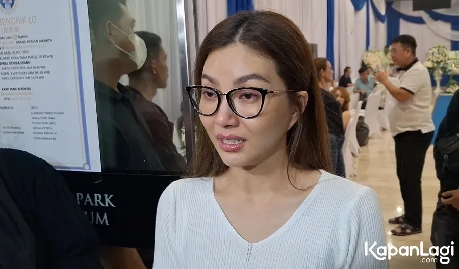 Sarwendah di Pemakaman © KapanLagi.com/Fikri Alfi Rosyadi