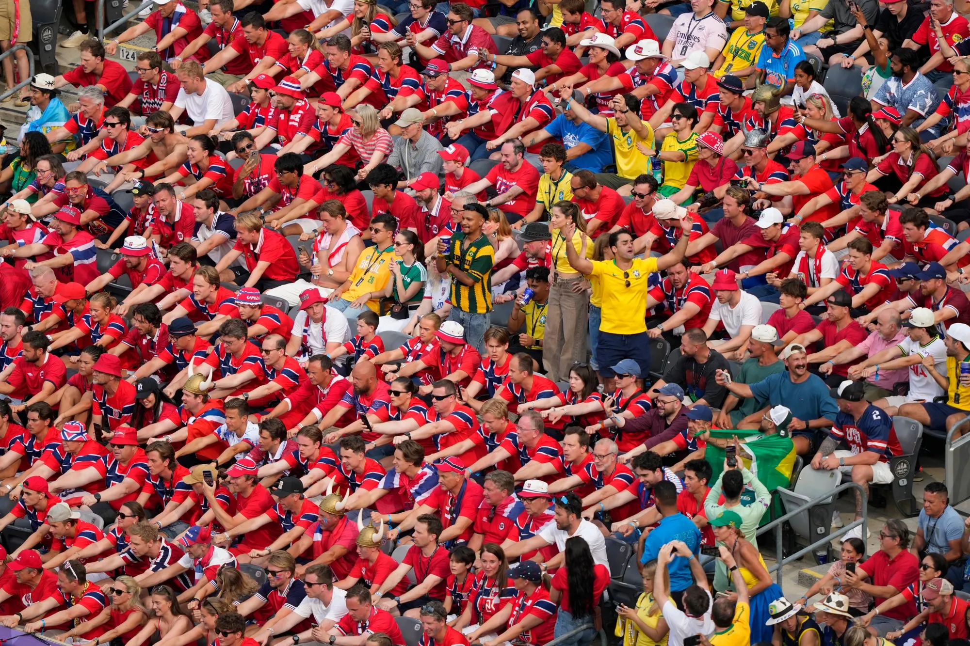 Viking Row, chant fans Norwegia yang jadi fenomena global (Credit: AP)