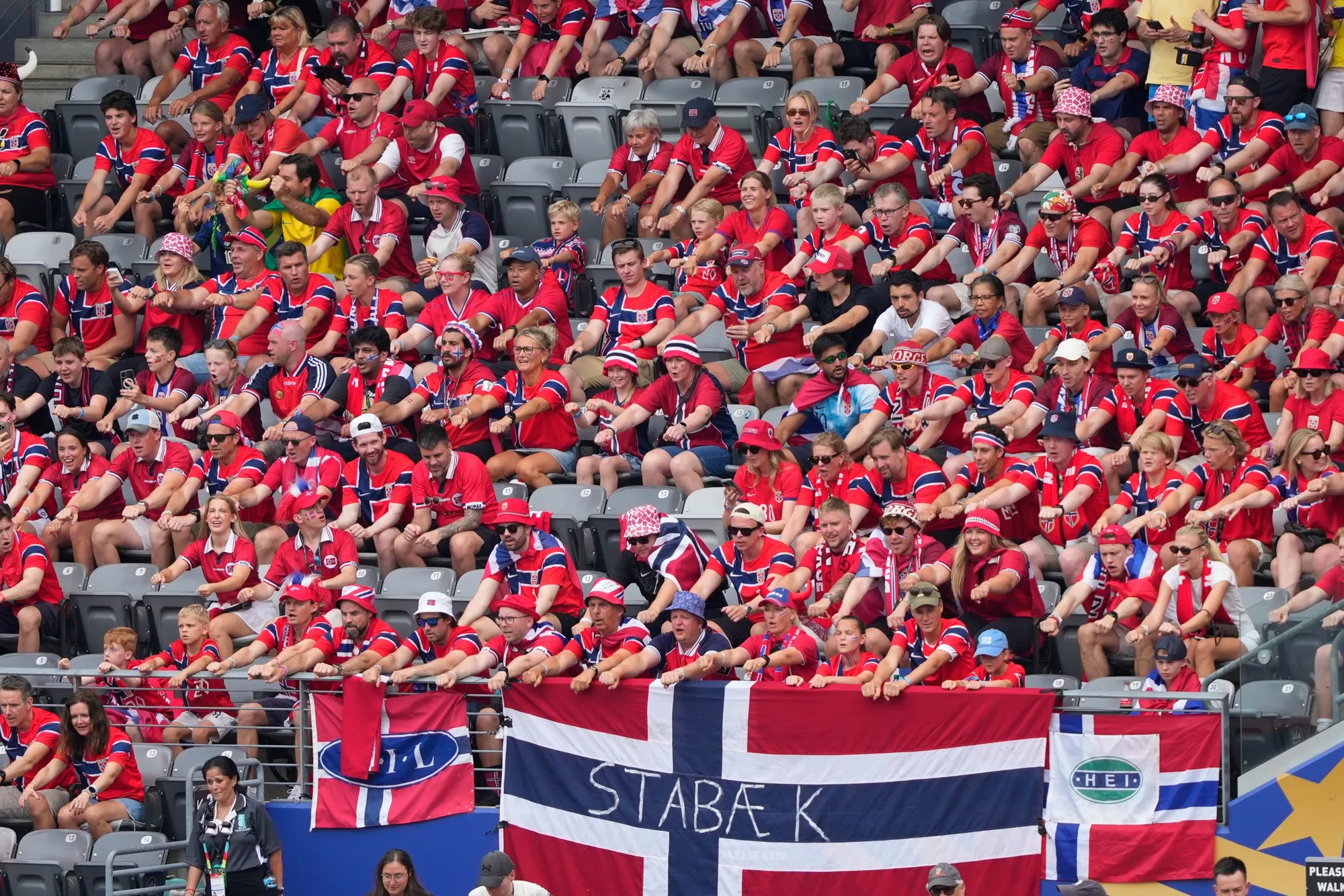 Viking Row, chant fans Norwegia yang jadi fenomena global (Credit: AP)