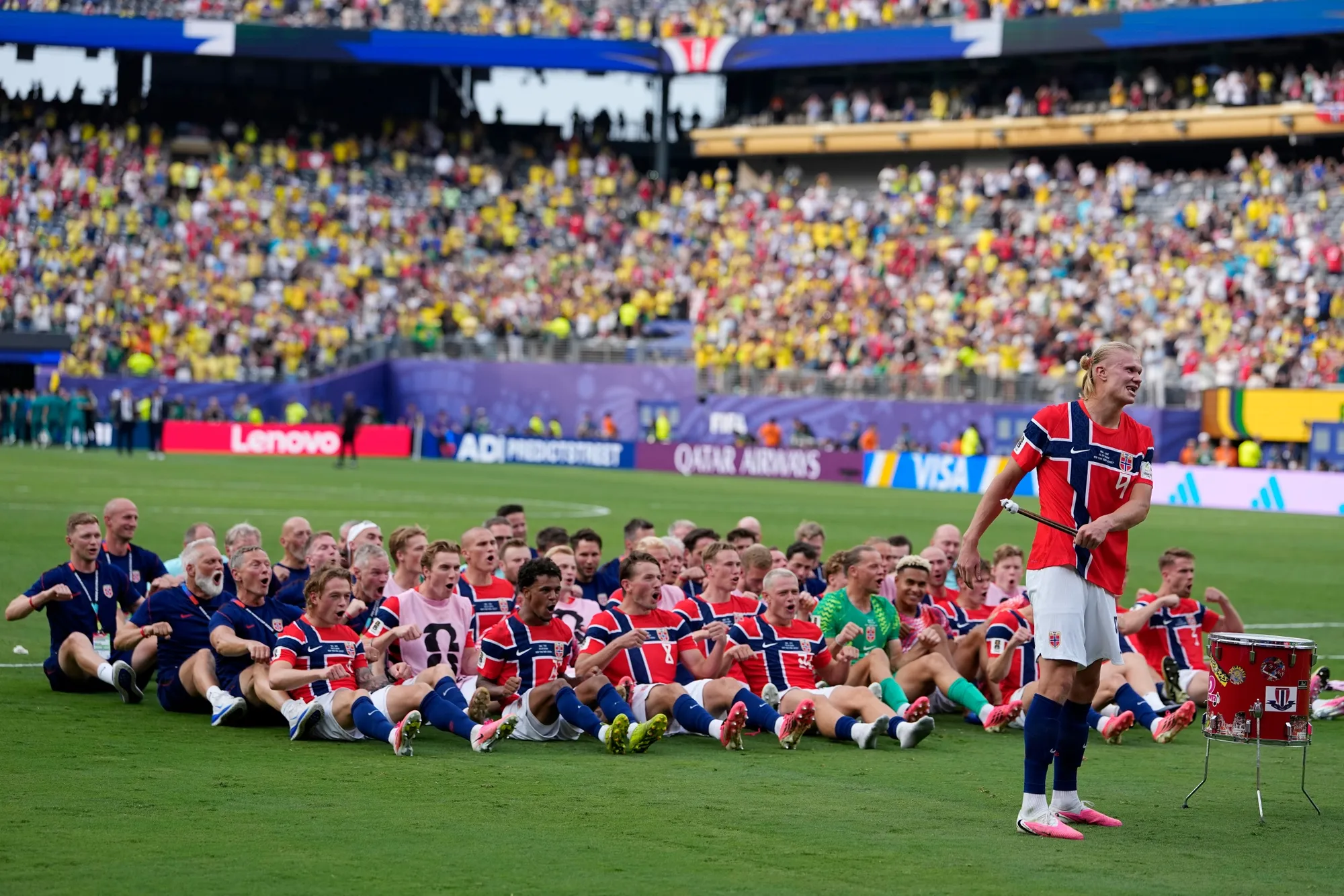 Erling Haaland pimpin chant Viking Row usai kalahkan Brazil (Credit: AP)