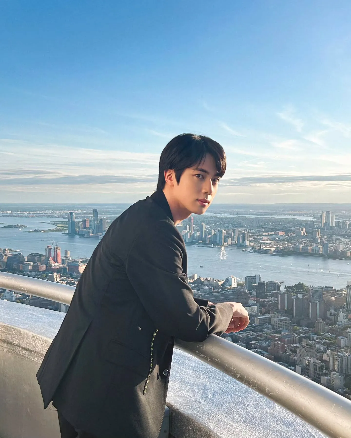 Jin BTS dengan jas hitamnya/Instagram.com/jin