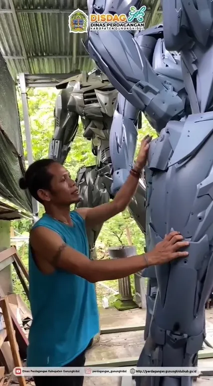 Seniman Gunung Kidul Ubah Limbah Jadi Robot Transformer (credit: Tiktok/gelaskosong_79)