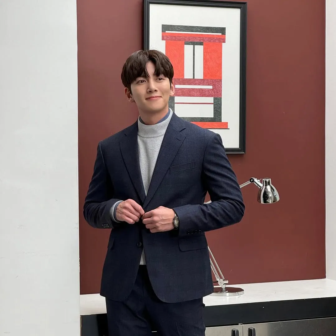 Ji Chang Wook Pakai Jas © instagram.com/jichangwook