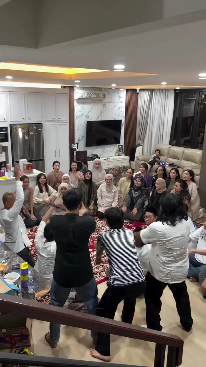 Acara buka bersama di rumah Arie Kriting