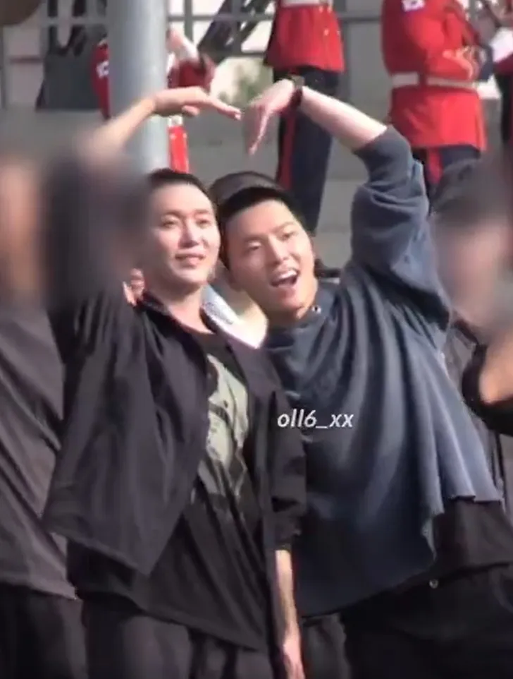 Seungkwan dan Dino SEVENTEEN berangkat wamil. (dok. x.com/@oll6_xx)
