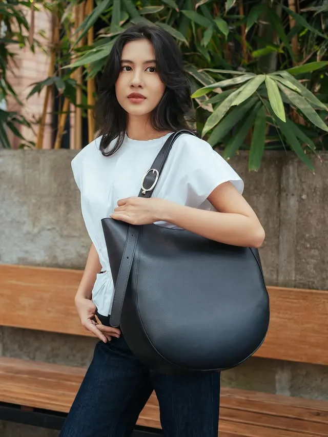 Shenina Cinnamon Tenteng Tas Besar © instagram.com/sheninacinnamon