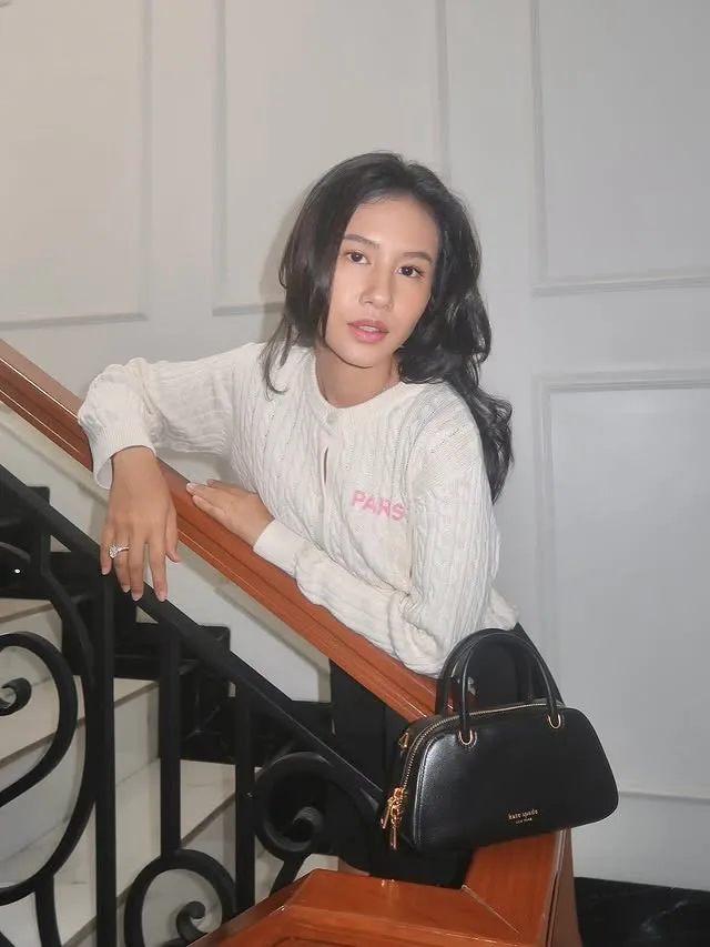 Shenina Cinnamon Berpose di Tangga © instagram.com/sheninacinnamon