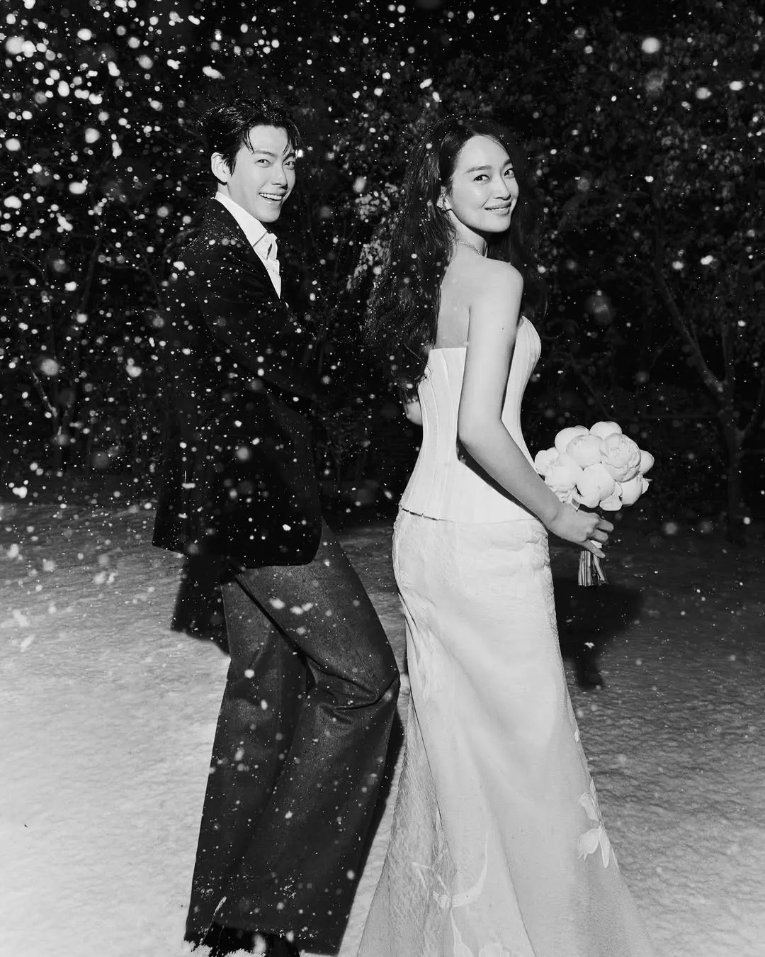 結婚式の衣装を着て並ぶシン・ミナとキム・ウビン(© AM Entertainment)