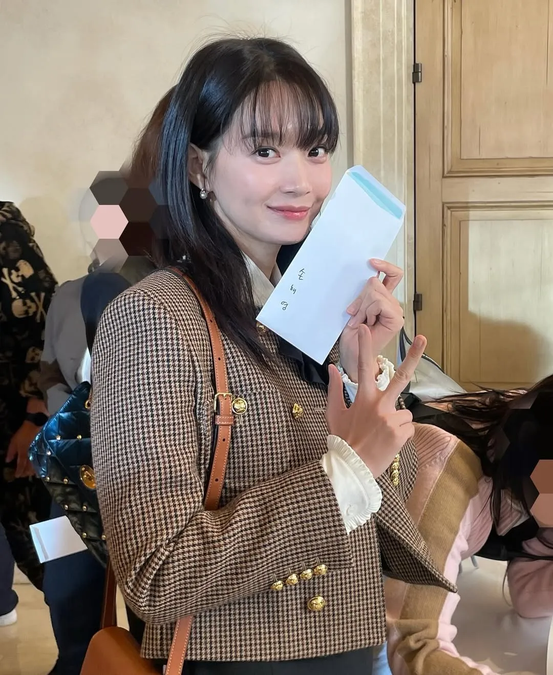 Shin Min Ah (credit: instagram.com/illusomina)