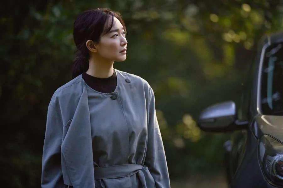 shin min ah outfit abu-abu di film the eyes/mydramalist.com