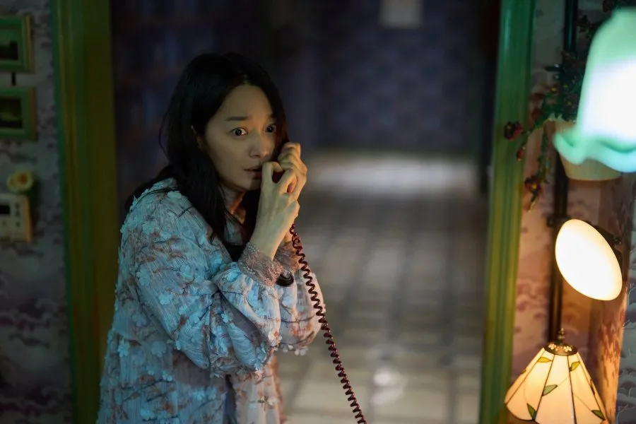 shin min ah ketakutan di film the eyes/mydramalist.com