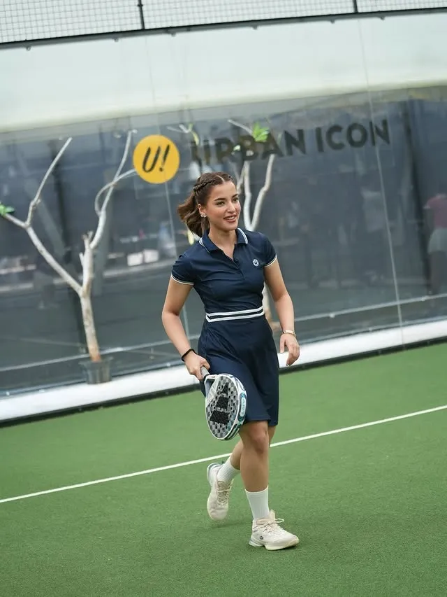Tasya Farasya pegang raket padel © instagram/tasyafarasya
