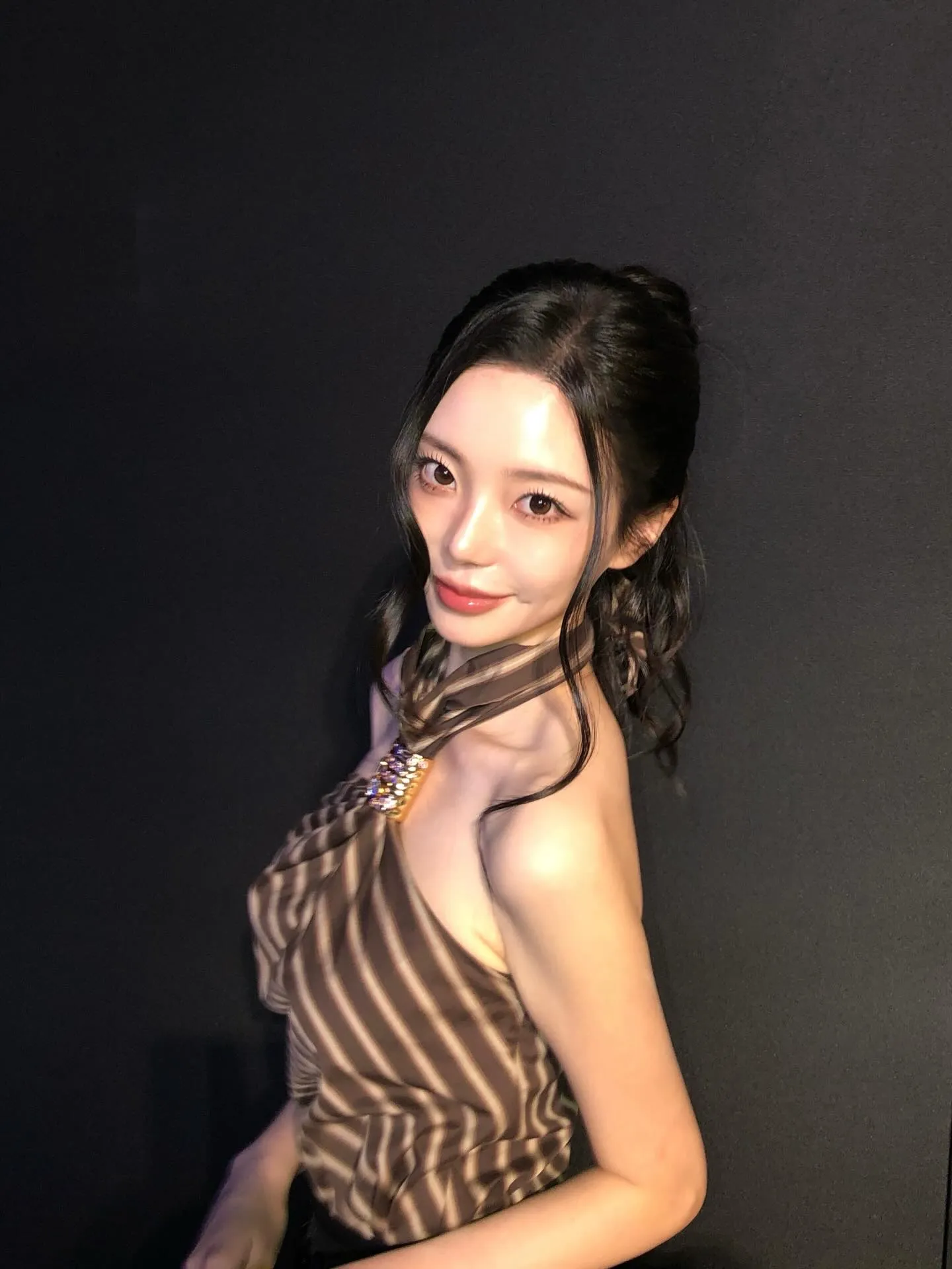 Yun Ha Jeong tersenyum cantik/Instagram.com/hi__jjeong2