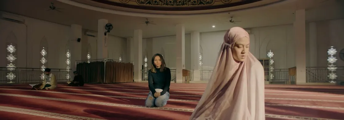 Pertemuan Anggie dan Fatimah di film AIR MATA MUALAF (credit: Youtube.com/Merak Abadi Productions)
