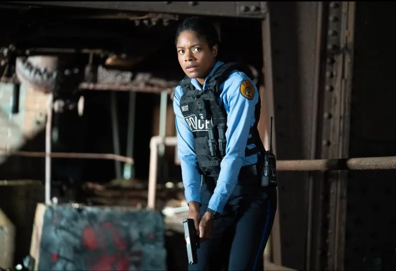 Alicia berusaha mengungkap kebenaran di film BLACK AND BLUE (credit: Screen Gems)