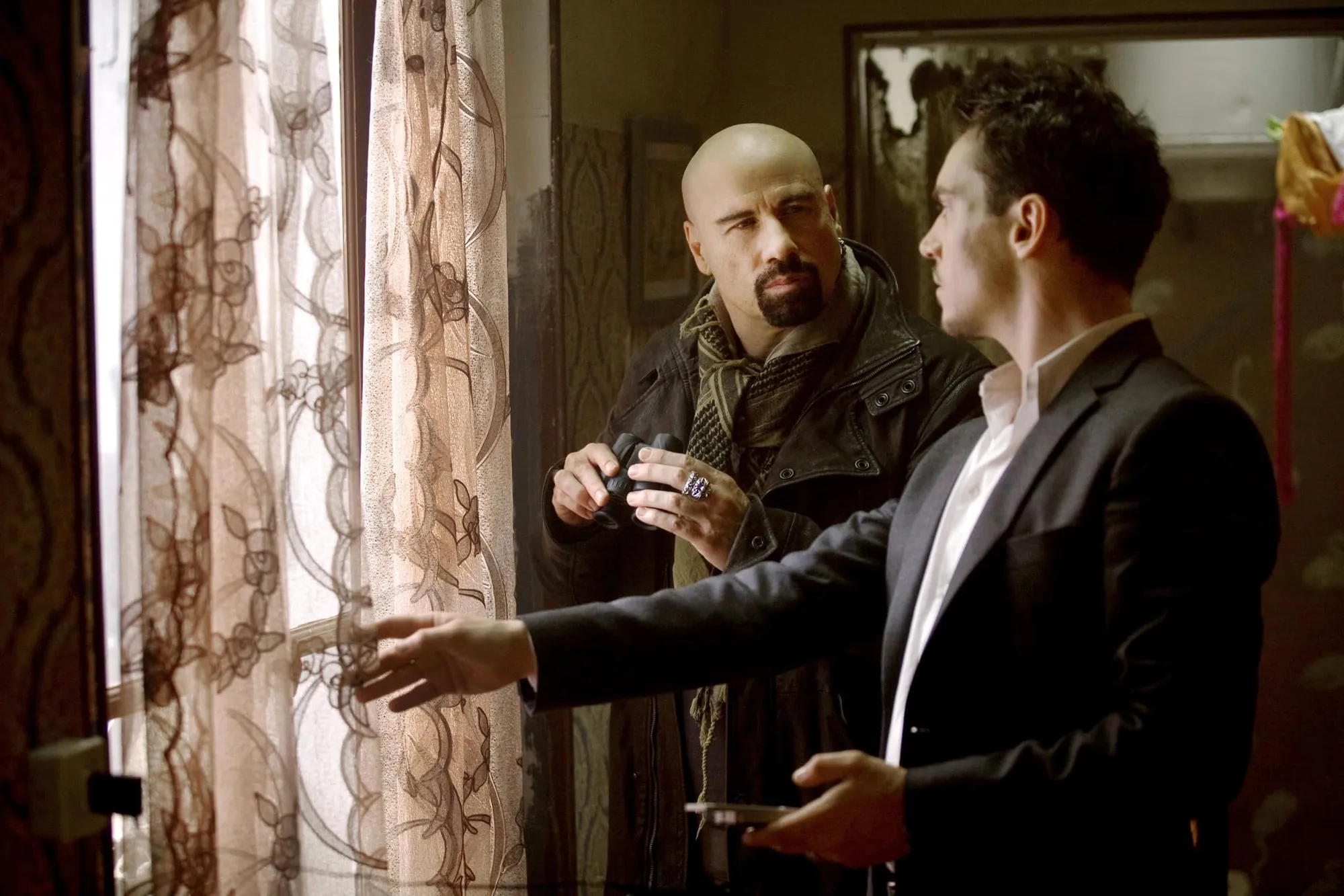 Pertemuan Asisten Duta Besar Prancis dan Agen Khusus  (credit: Lionsgate Films)