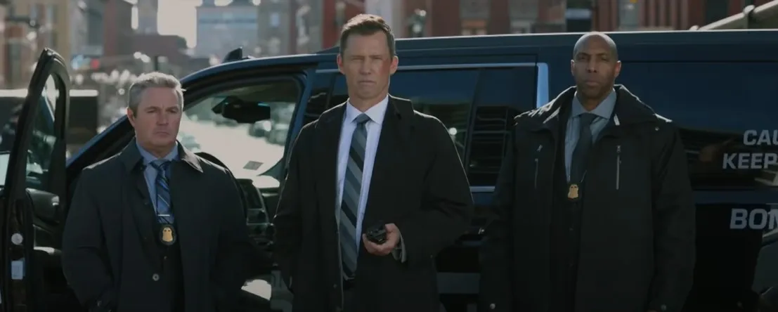 Potret agen FBI di film HONEST THIEF (credit: Open Road)