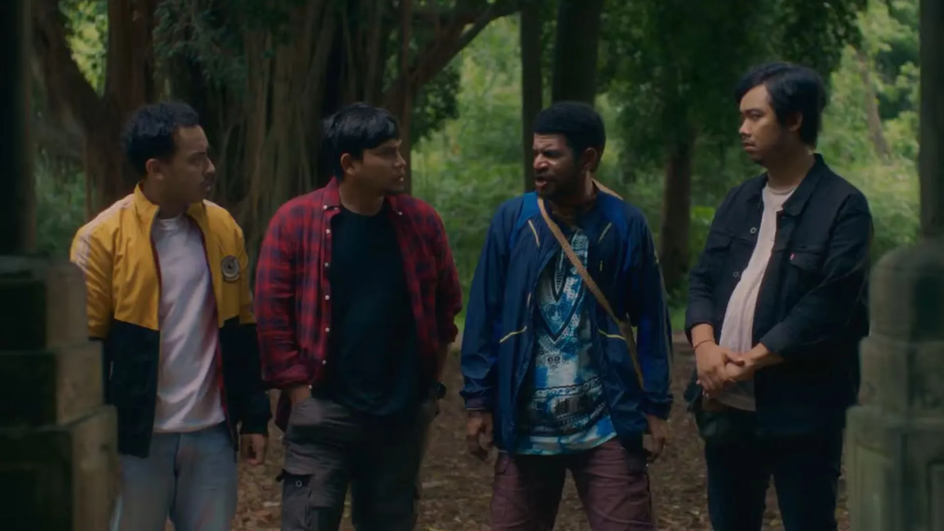Aktor Dodit Mulyanto, Mael Le, Daffa Ariq, dan Yewen dalam film Maju Serem Mundur Horor (cr: Makara Production)