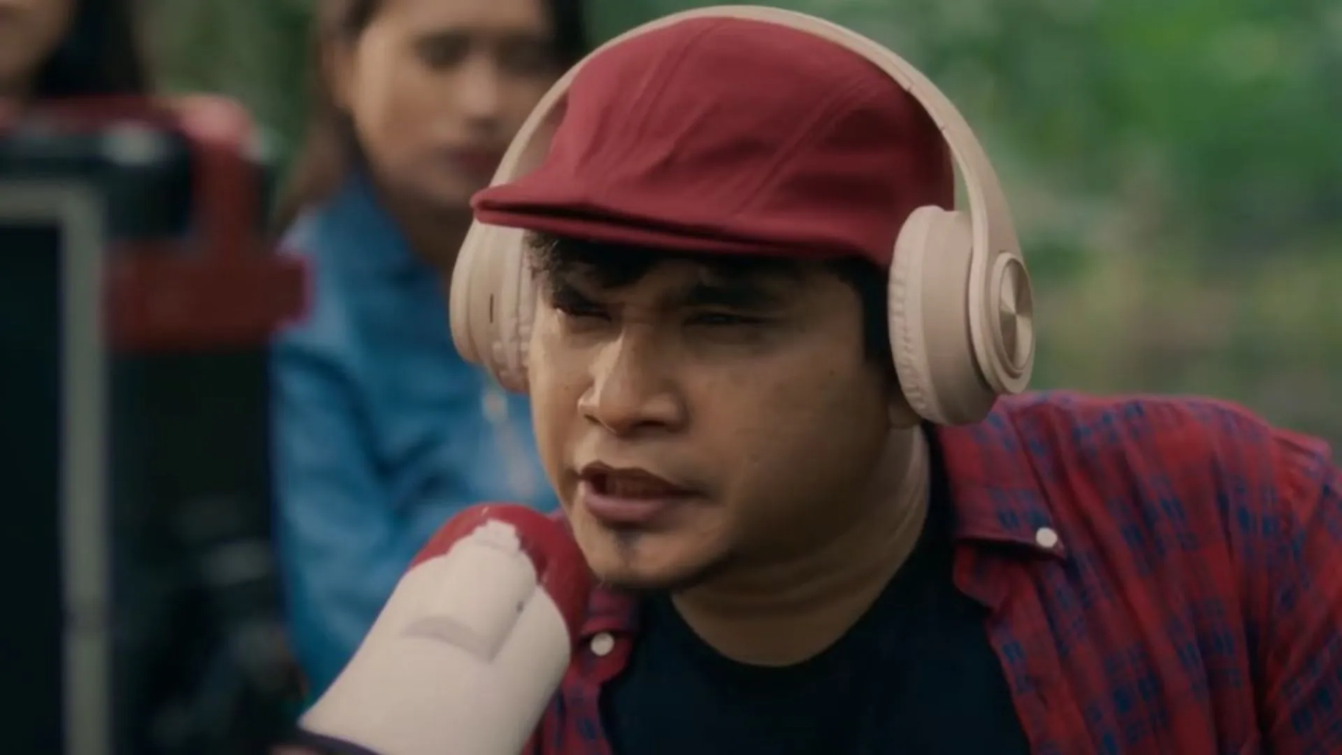 Poltak (Mael Le) menyutradarai tugas filmnya dalam film Maju Serem Mundur Horor (cr: Makara Production)