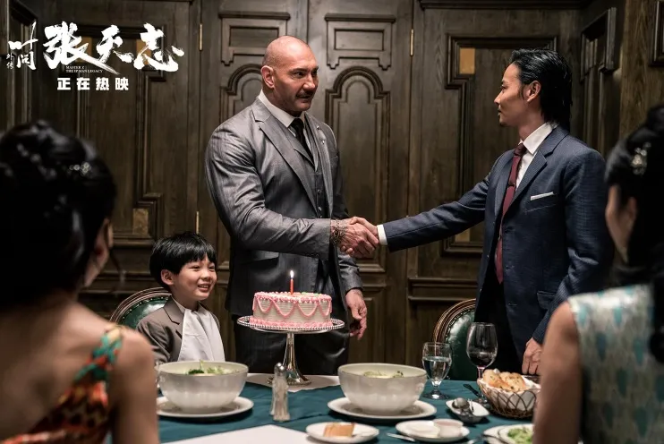 Menghadapi musuh di film MASTER Z: THE IP MAN LEGACY (credit: Mandarin Motion Pictures)