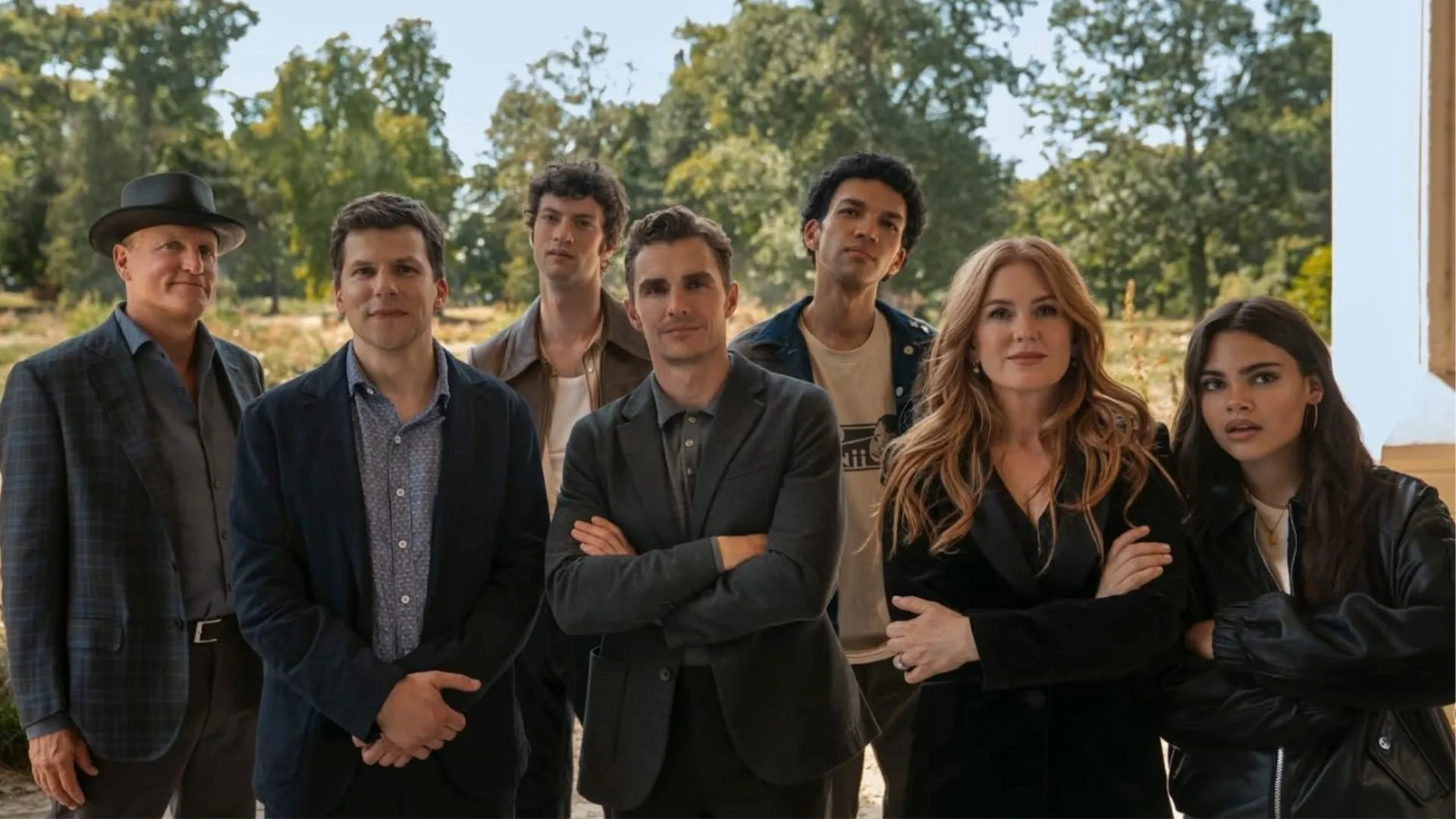 Woody Harrelson, Jesse Eisenberg, Isla Fisher, Dave Franco, Justice Smith, Ariana Greenblatt, Dominic Sessa dalam film NOW YOU SEE ME: NOW YOU DON'T (cr: Lionsgate)