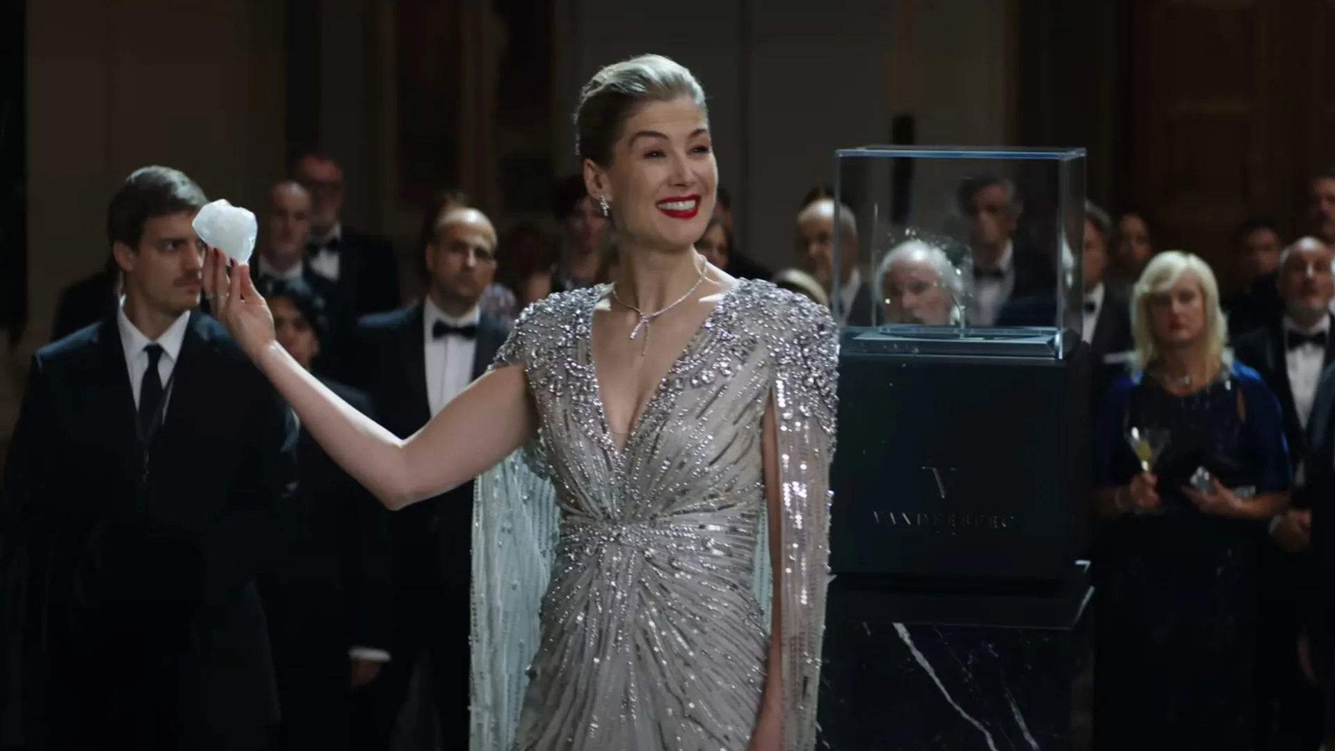 Rosamund Pike memerankan ratu berlian dalam film NOW YOU SEE ME: NOW YOU DON'T (cr: Lionsgate)