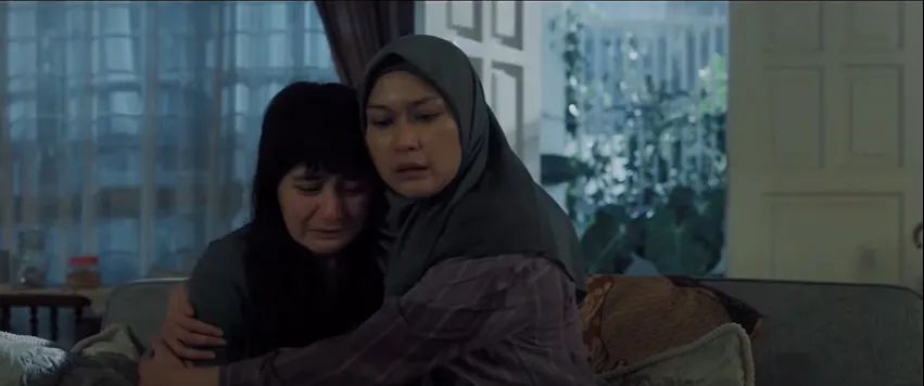 Adegan menyentuh di Film PATAH HATI YANG KUPILIH (credit: Sinemaku Pictures)