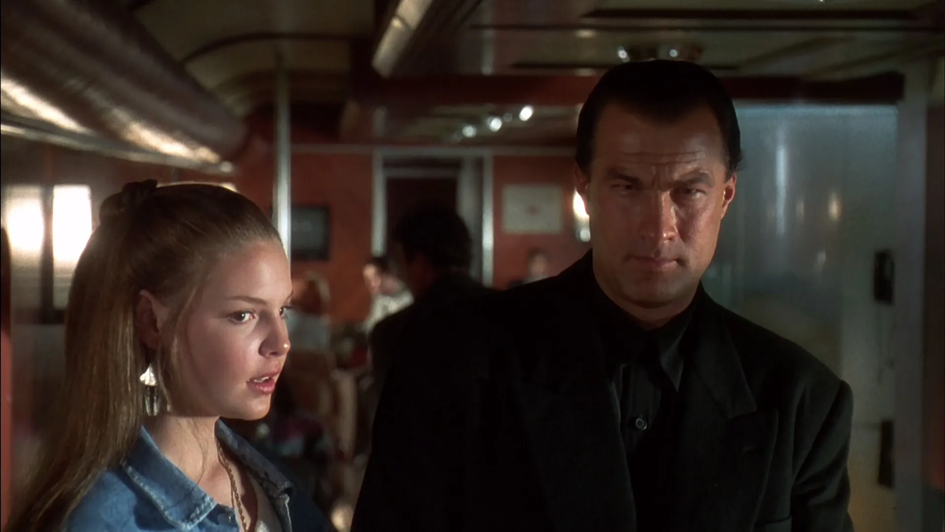 Pemeran utama film UNDER SIEGE 2 (credit: Warner Bros.)